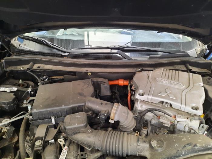 Mitsubishi Outlander 2.0 16V PHEV 4x4 Sloopvoertuig (2013, Zwart)