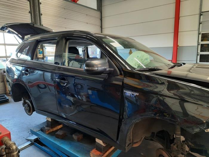 Mitsubishi Outlander 2.0 16V PHEV 4x4 Sloopvoertuig (2013, Zwart)