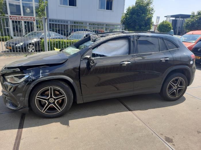 Mercedes GLA 1.3 200 Turbo 16V Sloopvoertuig (2020, Zwart)
