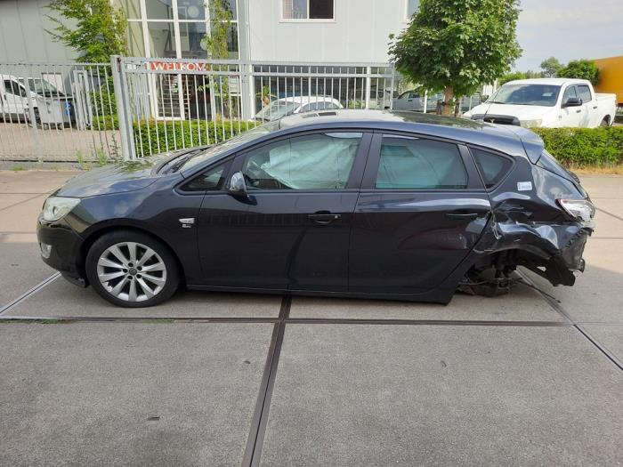 Opel Astra J 1.4 16V ecoFLEX Sloopvoertuig (2012, Zwart)