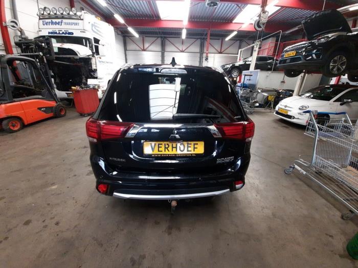 Mitsubishi Outlander 2.0 16V PHEV 4x4 Sloopvoertuig (2016, Zwart)