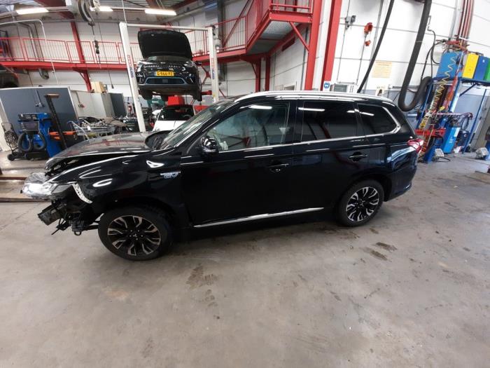 Mitsubishi Outlander 2.0 16V PHEV 4x4 Sloopvoertuig (2016, Zwart)