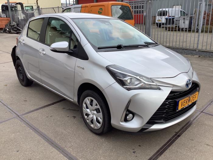 Toyota Yaris III 1.5 16V Hybrid Sloopvoertuig (2018, Grijs)