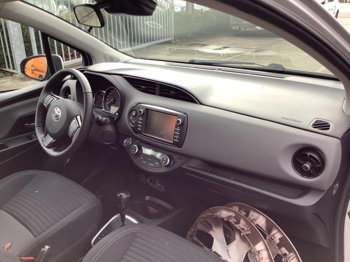 Toyota Yaris III 1.5 16V Hybrid Sloopvoertuig (2018, Grijs)