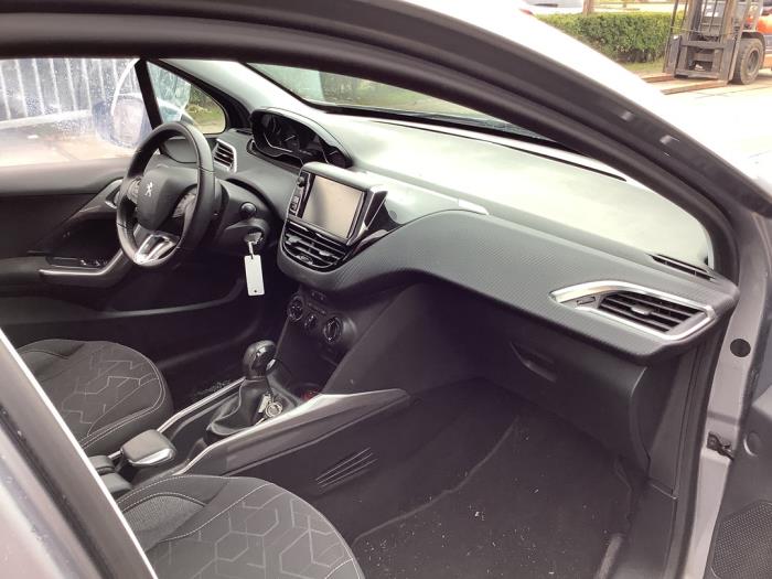 Peugeot 2008 1.2 12V e-THP PureTech 110 Sloopvoertuig (2016, Grijs)