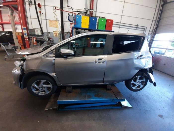 Toyota Yaris III 1.5 16V Hybrid Sloopvoertuig (2016, Bruin)