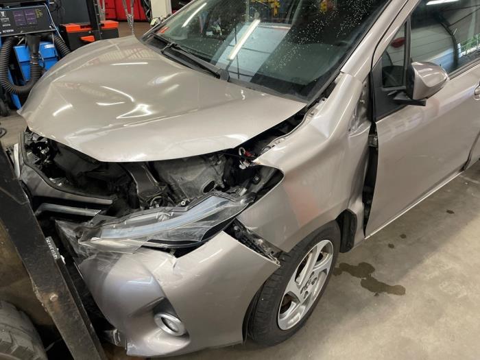 Toyota Yaris III 1.5 16V Hybrid Sloopvoertuig (2016, Bruin)