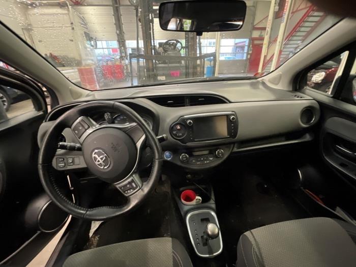 Toyota Yaris III 1.5 16V Hybrid Sloopvoertuig (2016, Bruin)