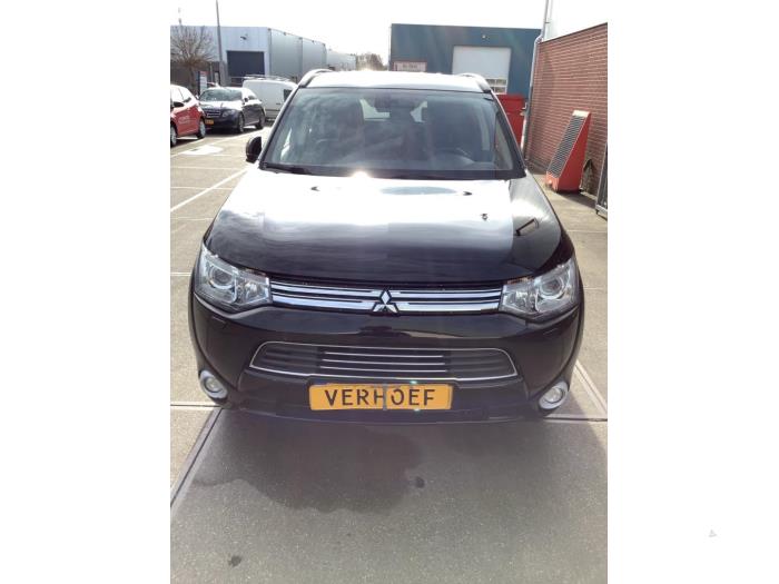 Mitsubishi Outlander 2.0 16V PHEV 4x4 Sloopvoertuig (2013, Zwart)
