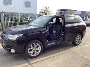 Mitsubishi Outlander 2.0 16V PHEV 4x4 Sloopvoertuig (2013, Zwart)