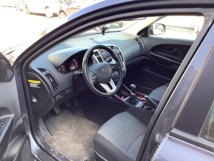 Kia Cee'd Sporty Wagon 1.4 CVVT 16V Sloopvoertuig (2013, Grijs)