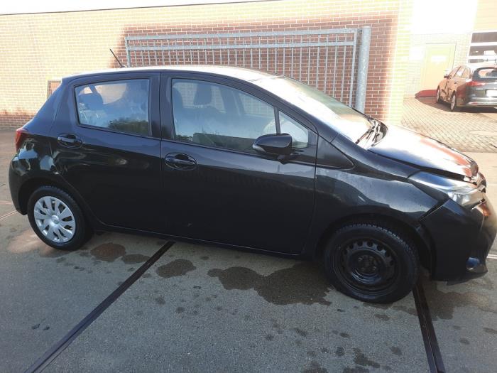 Toyota Yaris III 1.0 12V VVT-i Sloopvoertuig (2015, Zwart)