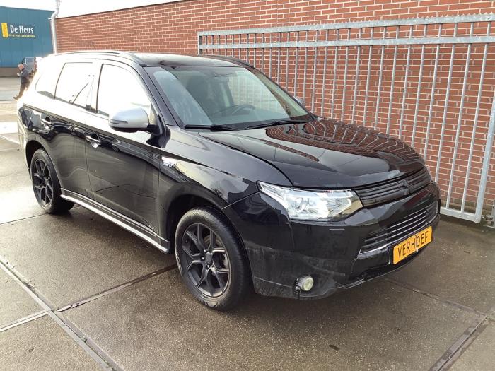 Mitsubishi Outlander 2.0 16V PHEV 4x4 Sloopvoertuig (2014, Zwart)