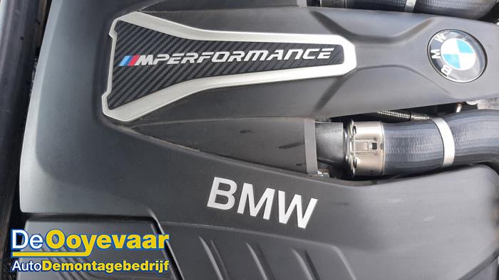 BMW 5 serie M550i xDrive 4.4 V8 32V TwinPower Turbo Sloopvoertuig (2017, Metallic, Zwart)