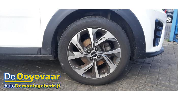 Kia Stonic 1.0i T-GDi 12V Eco-Dynamics+ Sloopvoertuig (2021, Metallic, Wit, Zwart)