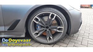BMW 5 serie M550i xDrive 4.4 V8 32V TwinPower Turbo Sloopvoertuig (2017, Donker, Blauw)