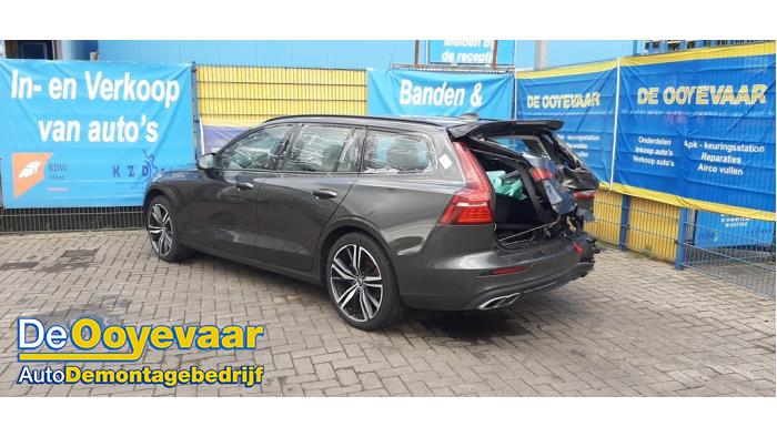 Volvo V60 II 2.0 B3 16V Mild Hybrid Sloopvoertuig (2021, Grijs)