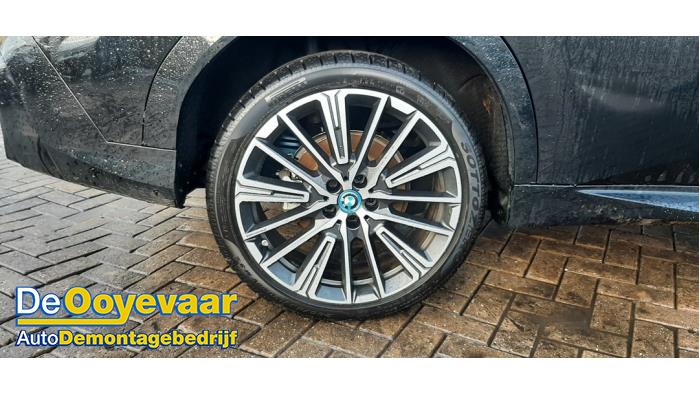 BMW iX2 eDrive20 65/67 kWh Schadevoertuig (2025, Zwart)