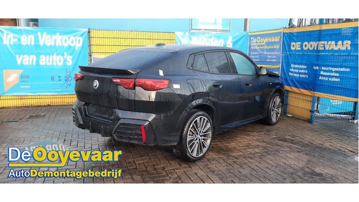 BMW iX2 eDrive20 65/67 kWh Schadevoertuig (2025, Zwart)