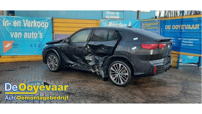 BMW iX2 eDrive20 65/67 kWh Schadevoertuig (2025, Zwart)