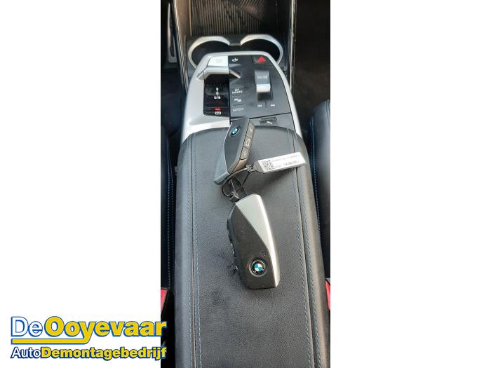 BMW iX2 eDrive20 65/67 kWh Schadevoertuig (2025, Zwart)