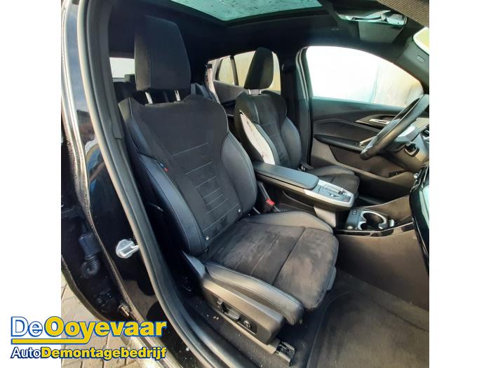 BMW iX2 eDrive20 65/67 kWh Schadevoertuig (2025, Zwart)