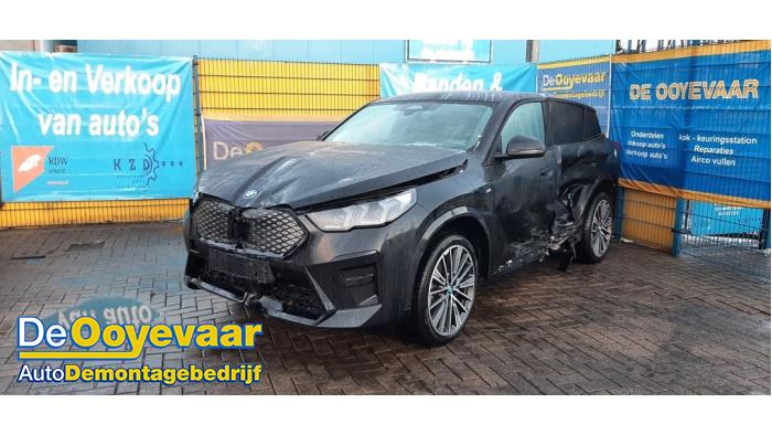 BMW iX2 eDrive20 65/67 kWh Schadevoertuig (2025, Zwart)