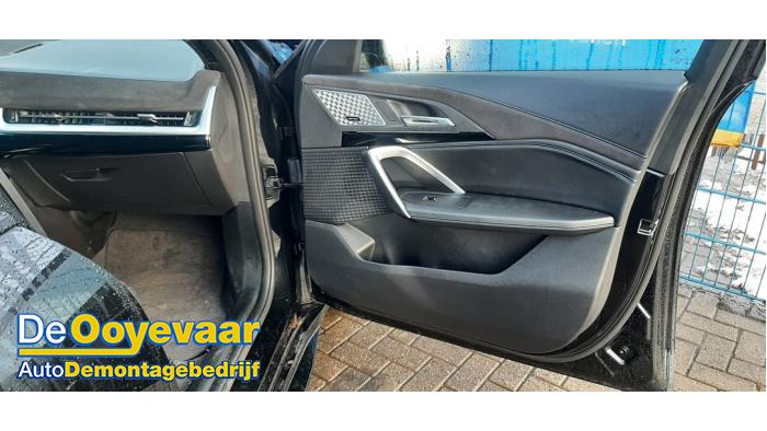 BMW iX2 eDrive20 65/67 kWh Schadevoertuig (2025, Zwart)