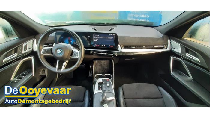 BMW iX2 eDrive20 65/67 kWh Schadevoertuig (2025, Zwart)