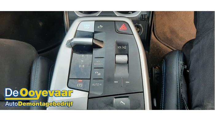 BMW iX2 eDrive20 65/67 kWh Schadevoertuig (2025, Zwart)