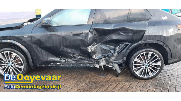 BMW iX2 eDrive20 65/67 kWh Schadevoertuig (2025, Zwart)