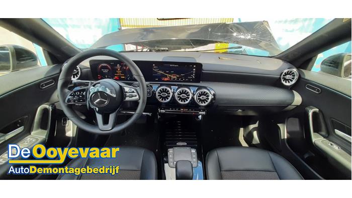 Mercedes CLA 1.3 CLA-180 Turbo 16V Sloopvoertuig (2020, Zwart)