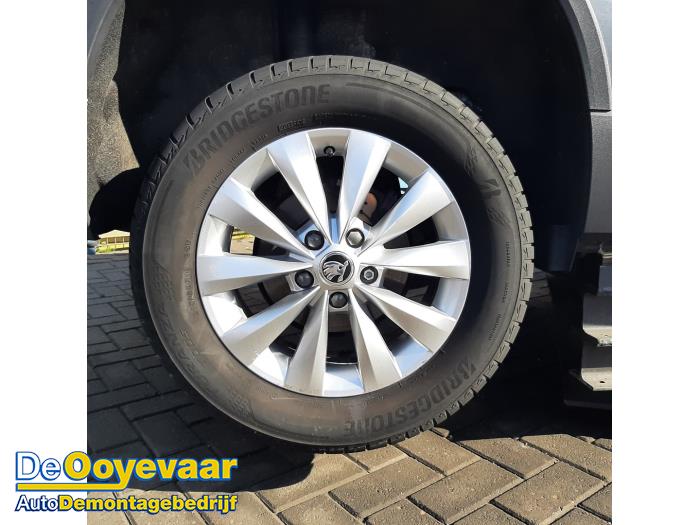 Skoda Karoq 1.0 TSI 12V Sloopvoertuig (2024, Grijs)