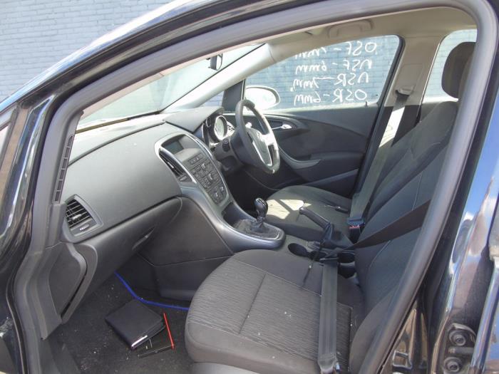 Opel Astra J Sports Tourer 1.6 CDTI 16V Sloopvoertuig (2015, Zwart)