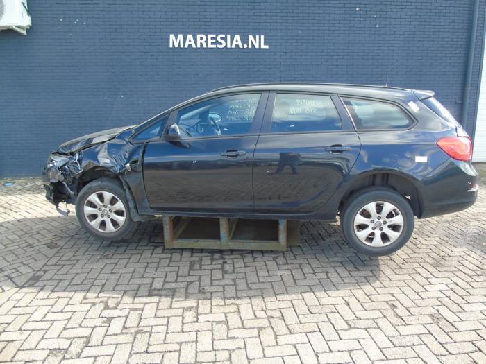 Opel Astra J Sports Tourer 1.6 CDTI 16V Sloopvoertuig (2015, Zwart)