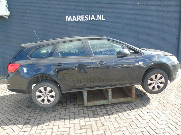 Opel Astra J Sports Tourer 1.6 CDTI 16V Sloopvoertuig (2015, Zwart)