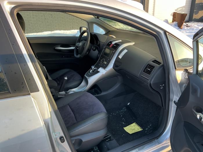 Toyota Auris 1.8 16V HSD Full Hybrid Sloopvoertuig (2011, Grijs)