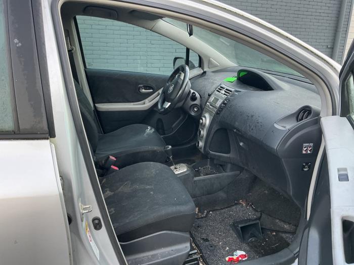 Toyota Yaris II 1.3 16V VVT-i Sloopvoertuig (2008, Grijs)