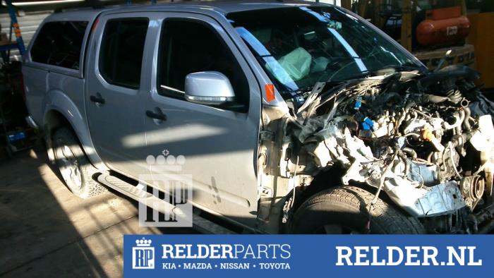 Nissan Navara 2.5 dCi 16V 4x4 Sloopvoertuig (2009, Grijs)