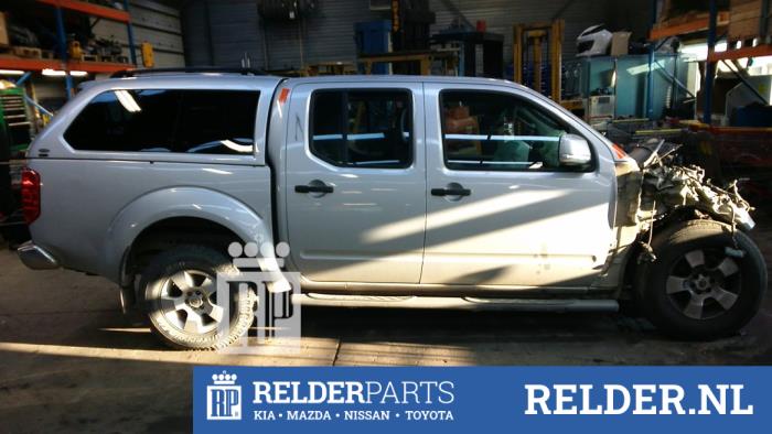 Nissan Navara 2.5 dCi 16V 4x4 Sloopvoertuig (2009, Grijs)