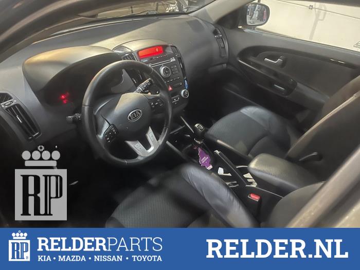 Kia Cee'd Sporty Wagon 1.6 CRDi 115 16V Sloopvoertuig (2011, Grijs)