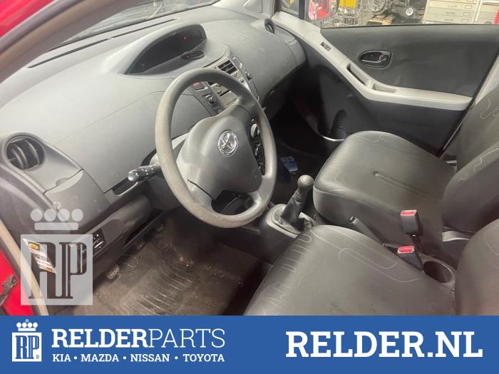 Toyota Yaris II 1.0 12V VVT-i Sloopvoertuig (2009, Rood)