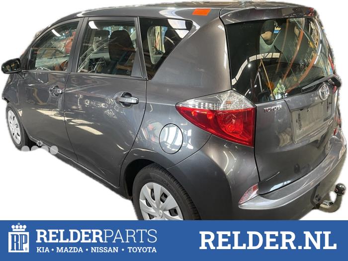 Toyota Verso S 1.33 16V Dual VVT-I Sloopvoertuig (2011, Grijs)