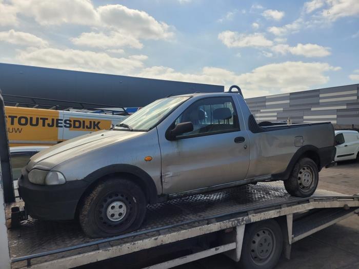 Fiat Strada 1.9 D Sloopvoertuig (2002, Graniet)