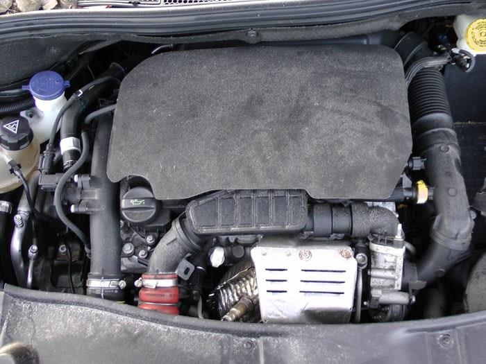 Peugeot 2008 1.2 12V e-THP PureTech 110 Sloopvoertuig (2018, Zwart)