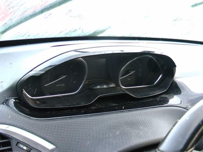 Peugeot 2008 1.2 12V e-THP PureTech 110 Sloopvoertuig (2018, Zwart)