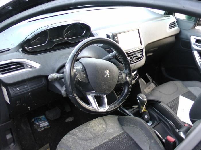 Peugeot 2008 1.2 12V e-THP PureTech 110 Sloopvoertuig (2018, Zwart)