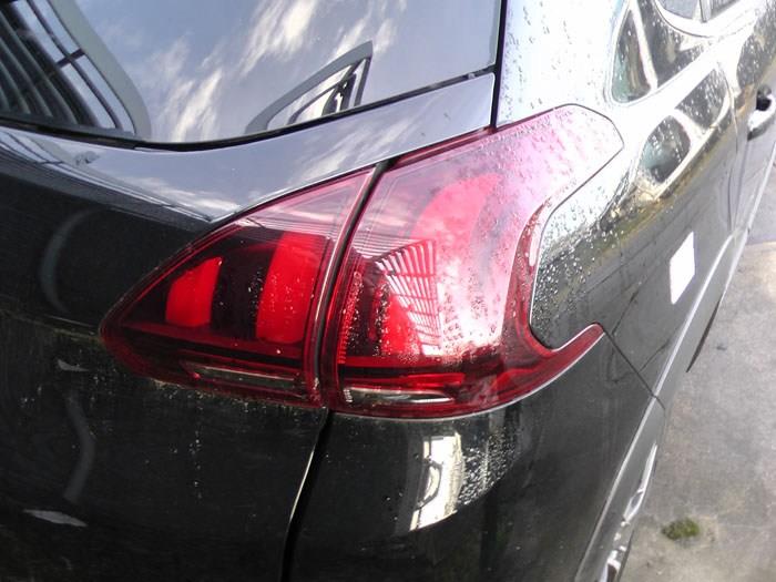 Peugeot 2008 1.2 12V e-THP PureTech 110 Sloopvoertuig (2018, Zwart)