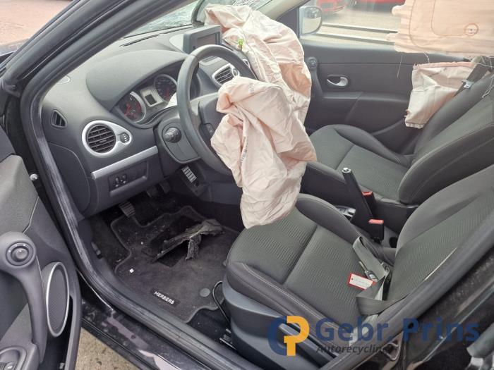 Renault Clio III Estate/Grandtour 1.2 16V TCE 100 Sloopvoertuig (2010, Zwart)