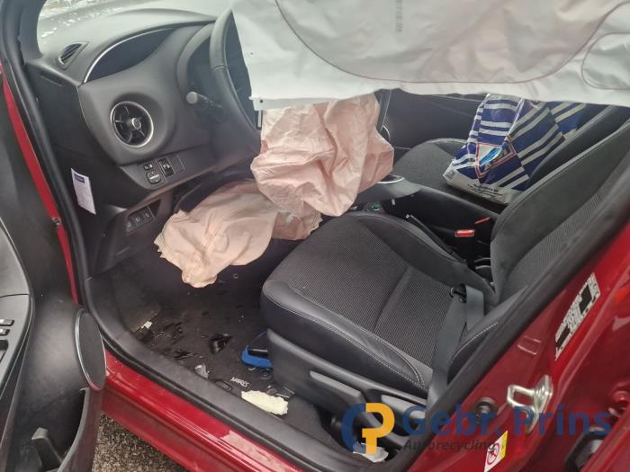 Toyota Yaris III 1.5 16V Dual VVT-iE Sloopvoertuig (2017, Rood)